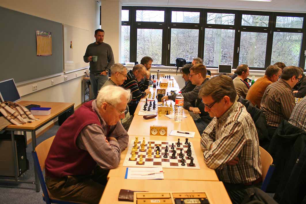 So spielt man in Stade...
Rechts im Bild spielt die zweite Mannschaft im selben Raum!