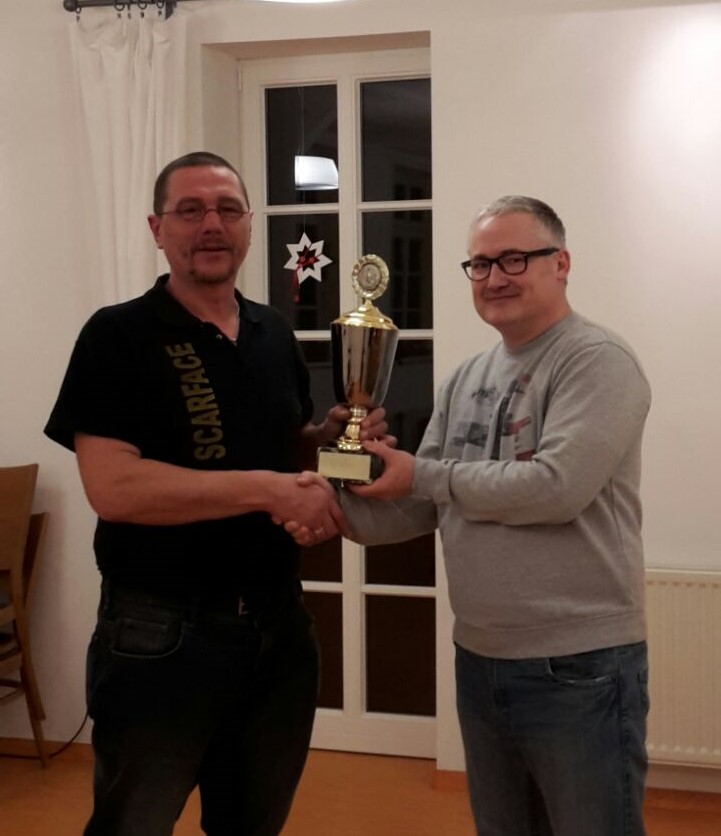 Pokalübergabe: Turnierleiter Thomas Bergmann (l.) übergibt den Wanderpokal an den Sieger Thilo Arndt (r.)