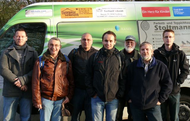 Die siegreiche Mannschaft vor dem Werbemobil der Samtgemeinde Flotwedel: v.l.n.r. Nando Seitz, Bekim Morina, Thomas Bergmann, Timo Heitmann, Jörn-Uwe Barz, Rüdiger Hengst, Jan Eckrath und hinter der Kamera: Norbert Luscher