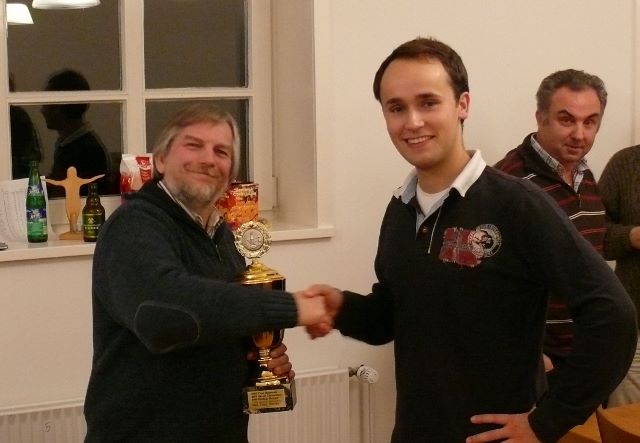 Pokalübergabe vom Turnierleiter Rüdiger Hengst an den Sieger Timo Heitmann