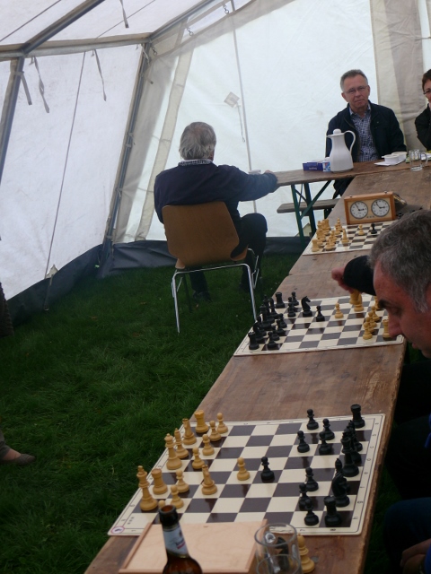 Demonstration des Schachspiels von einem Könner (Blind Simultan gegen die drei stärksten Spieler des Vereins)