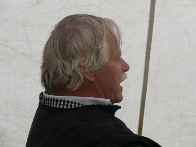 GM Vlastimil Hort bei der Ansage eines Zuges (Blind Simultan)