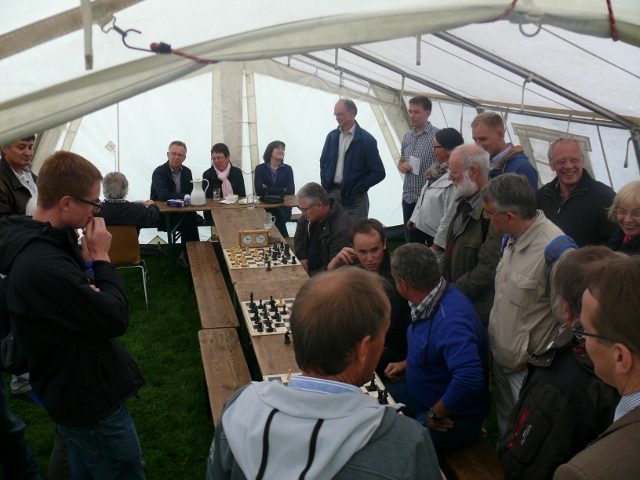 Die Interessierten beobachten staunend...