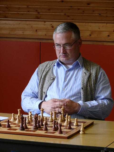 Thilo erkämpfte ein Remis in der ersten Runde (GM Hort erzwingt das Remis durch Zugwiederholung!)