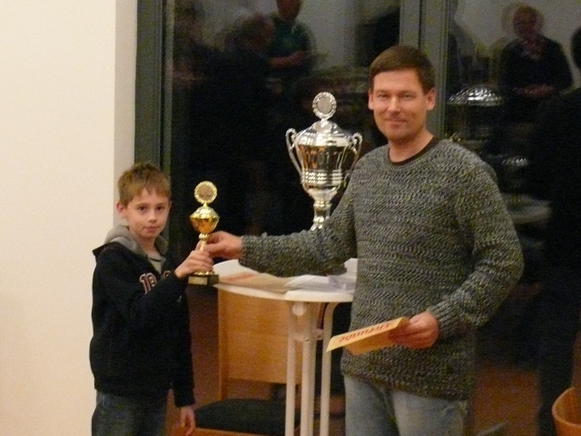 Pokalübergabe an Theo Krüger (Bester Jugendlicher KEM 2015)