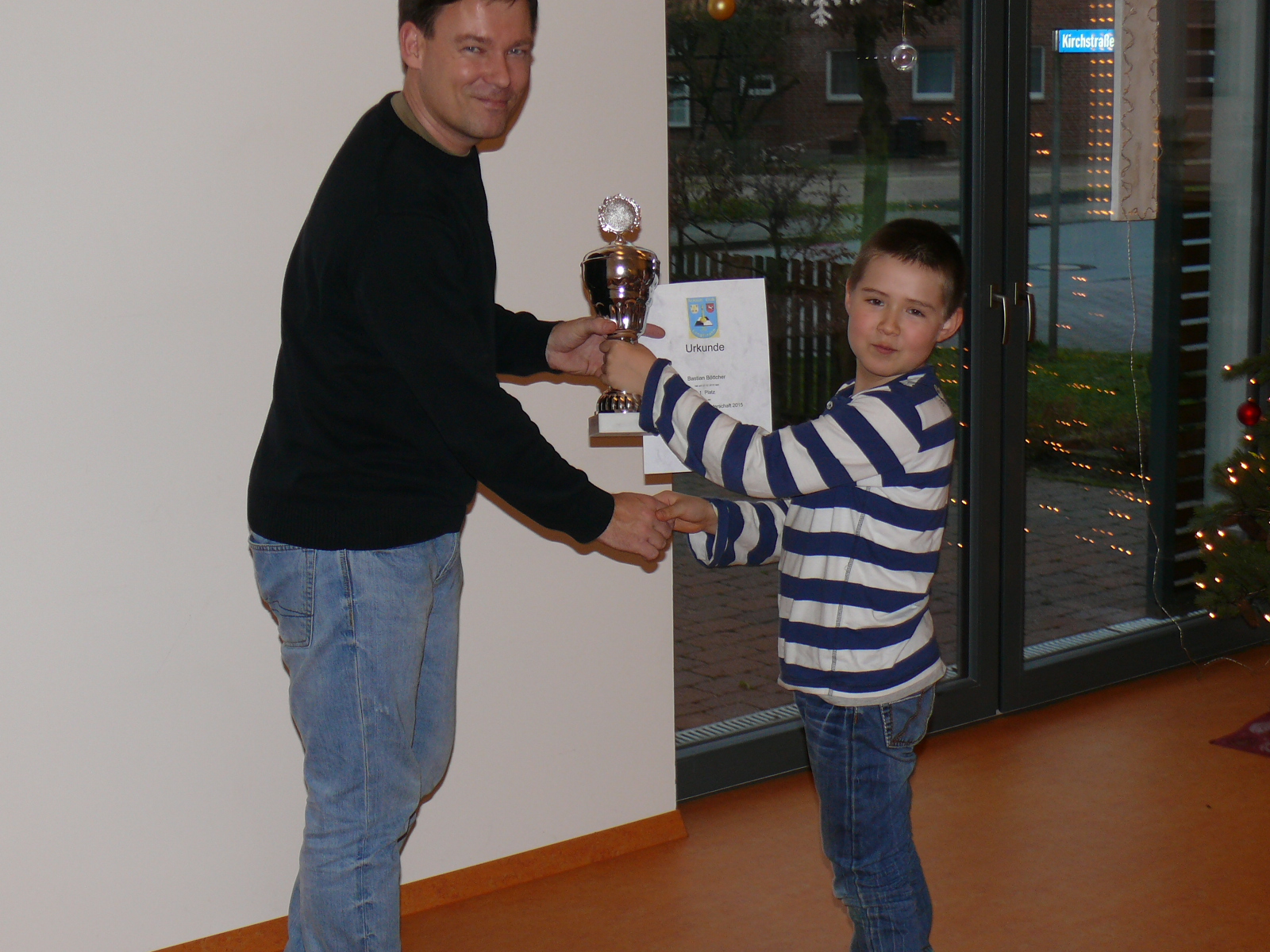 Der Sieger Bastian Böttcher bei er Übergabe des Wanderpokals