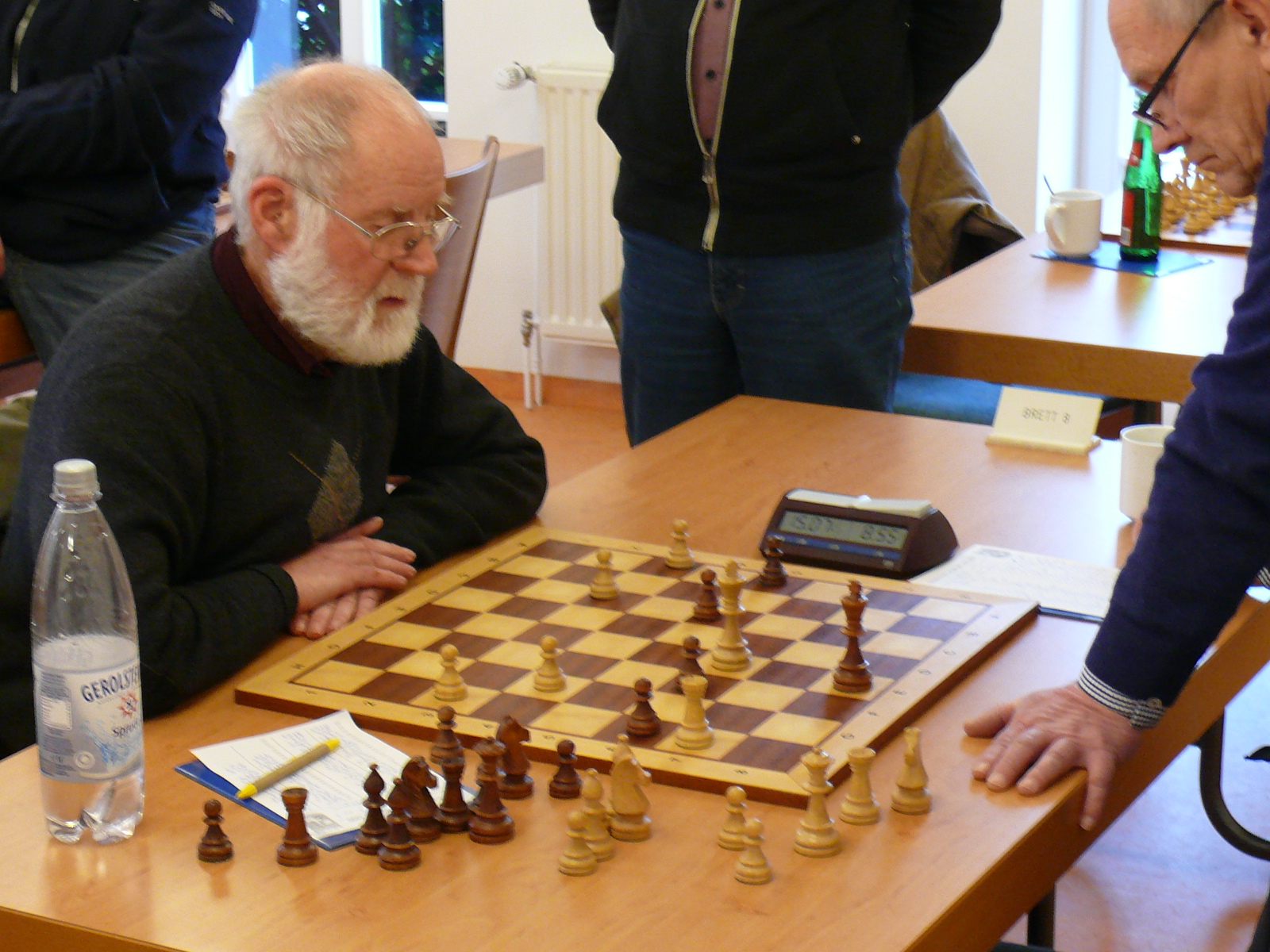 Uwe kämpft seinen Gegner an Brett 8 nieder (auch wenn dieser steht)