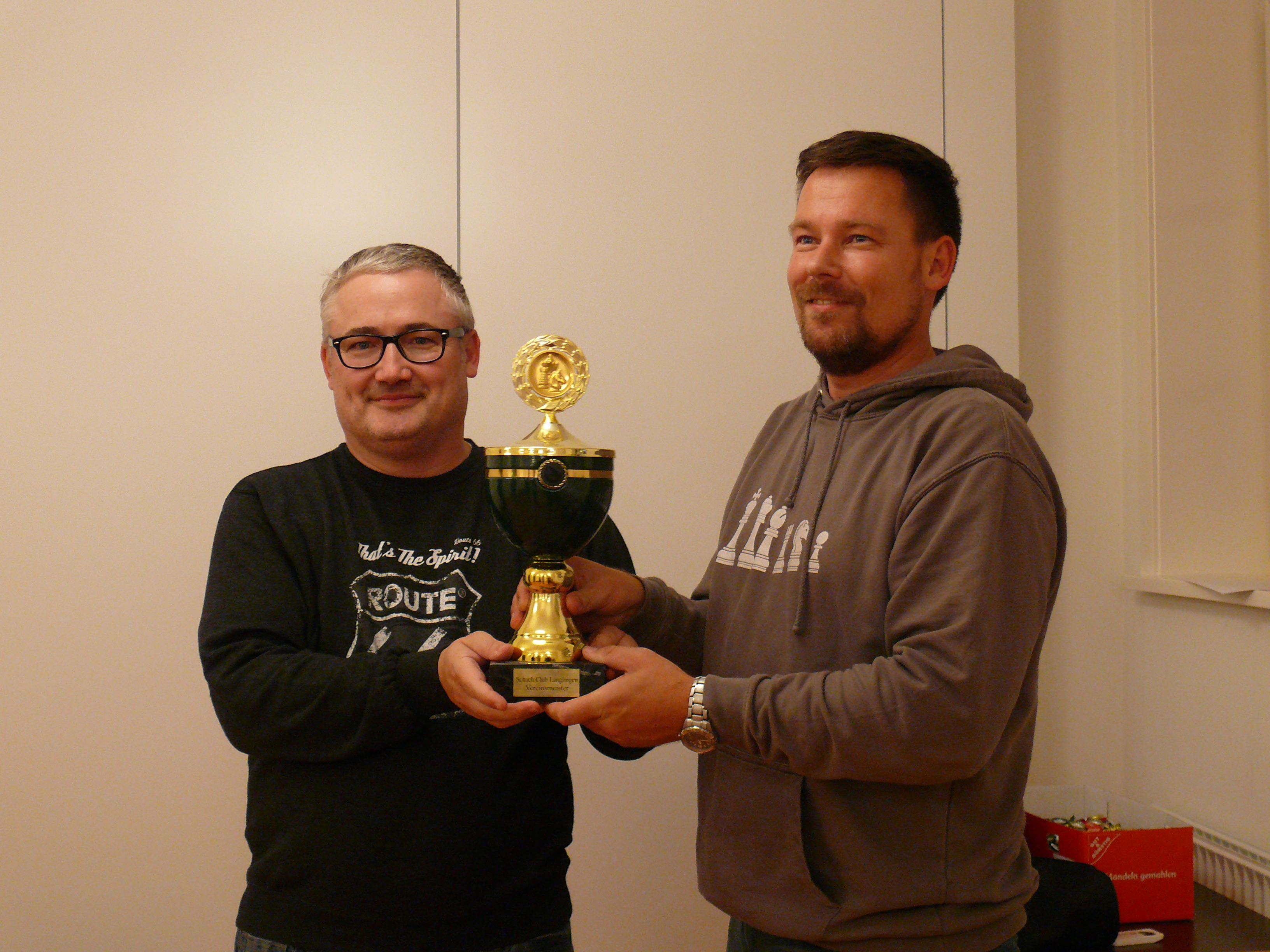 Übergabe des Wanderpokals vom Spielleiter und 1.Vorsitzenden Nando Seitz (rechts) an den Sieger Thilo Arndt (links) 