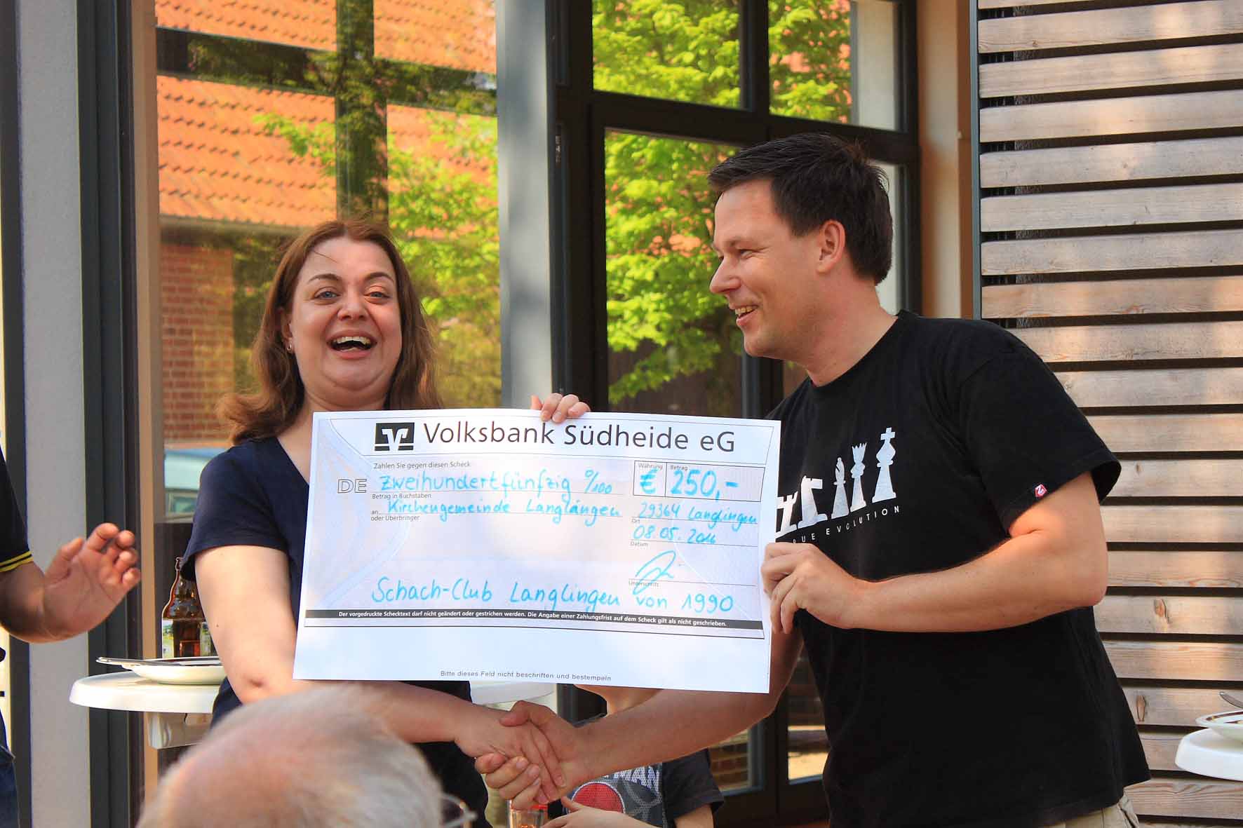 Familienfest zum Saisonabschluss (Spendenübergabe an Pastorin Schirrmacher durch 1.Vorsitzenden Nando Seitz)