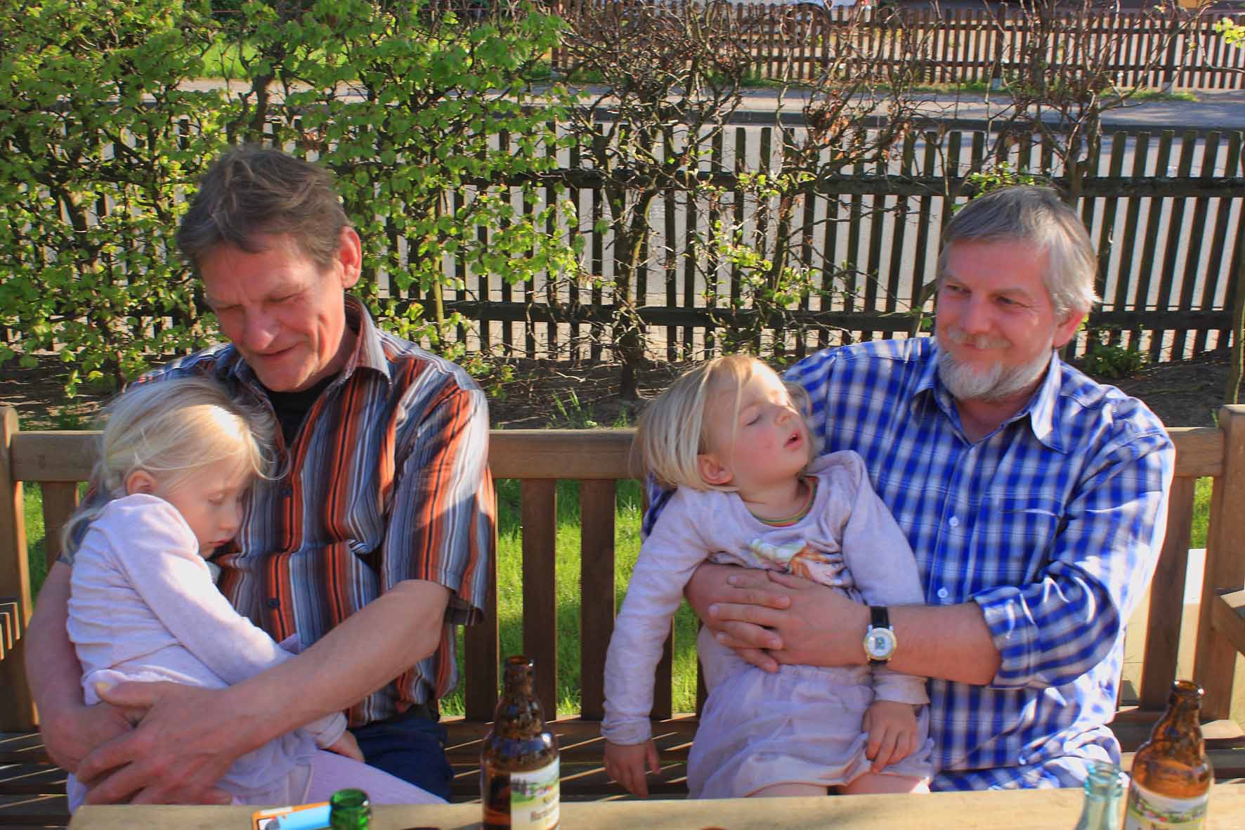 Familienfest zum Saisonabschluss (friedlich schlafen die Kleinen nach einer schönen Feier)